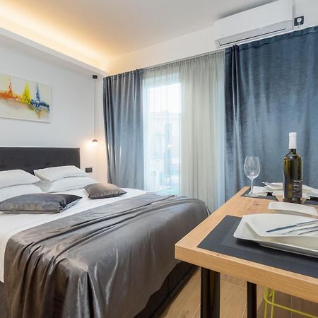 Studio Apartman Lilly With Private Parking In The Yard Of The House Pula Exterior photo