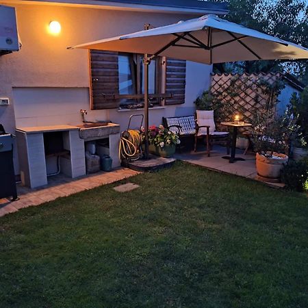 Studio Apartman Lilly With Private Parking In The Yard Of The House Pula Exterior photo