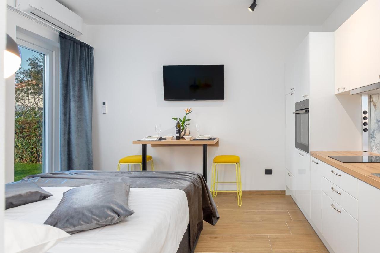 Studio Apartman Lilly With Private Parking In The Yard Of The House Pula Exterior photo