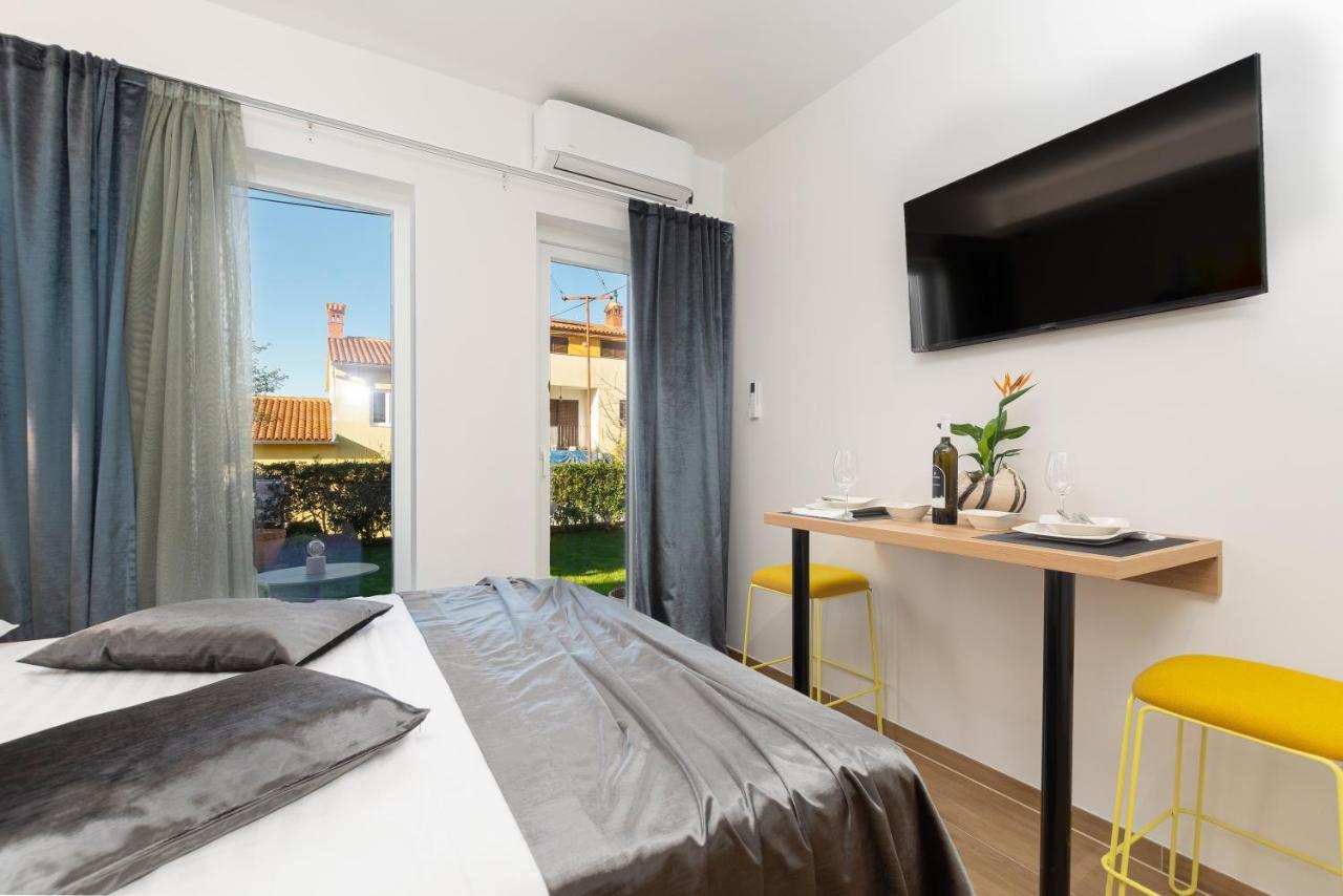 Studio Apartman Lilly With Private Parking In The Yard Of The House Pula Exterior photo