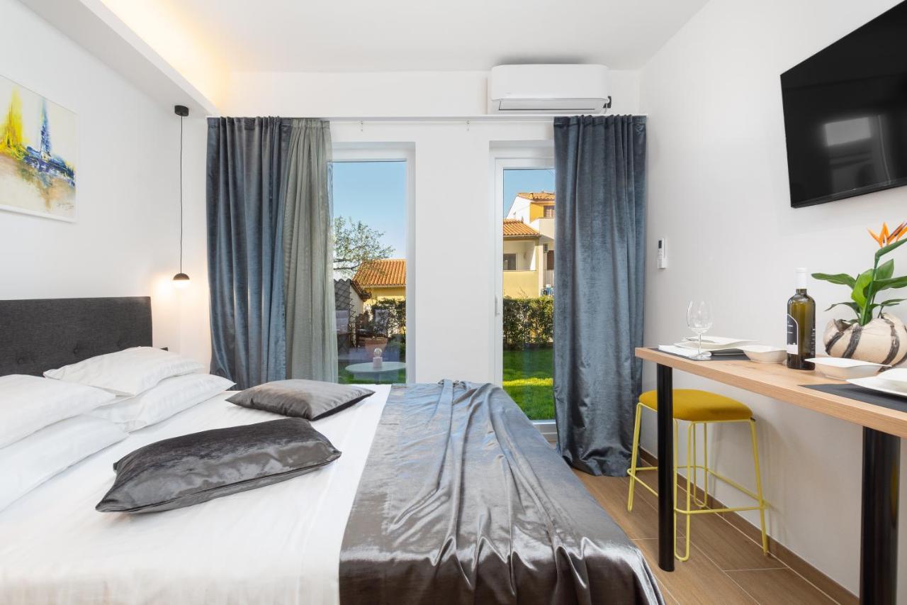Studio Apartman Lilly With Private Parking In The Yard Of The House Pula Exterior photo