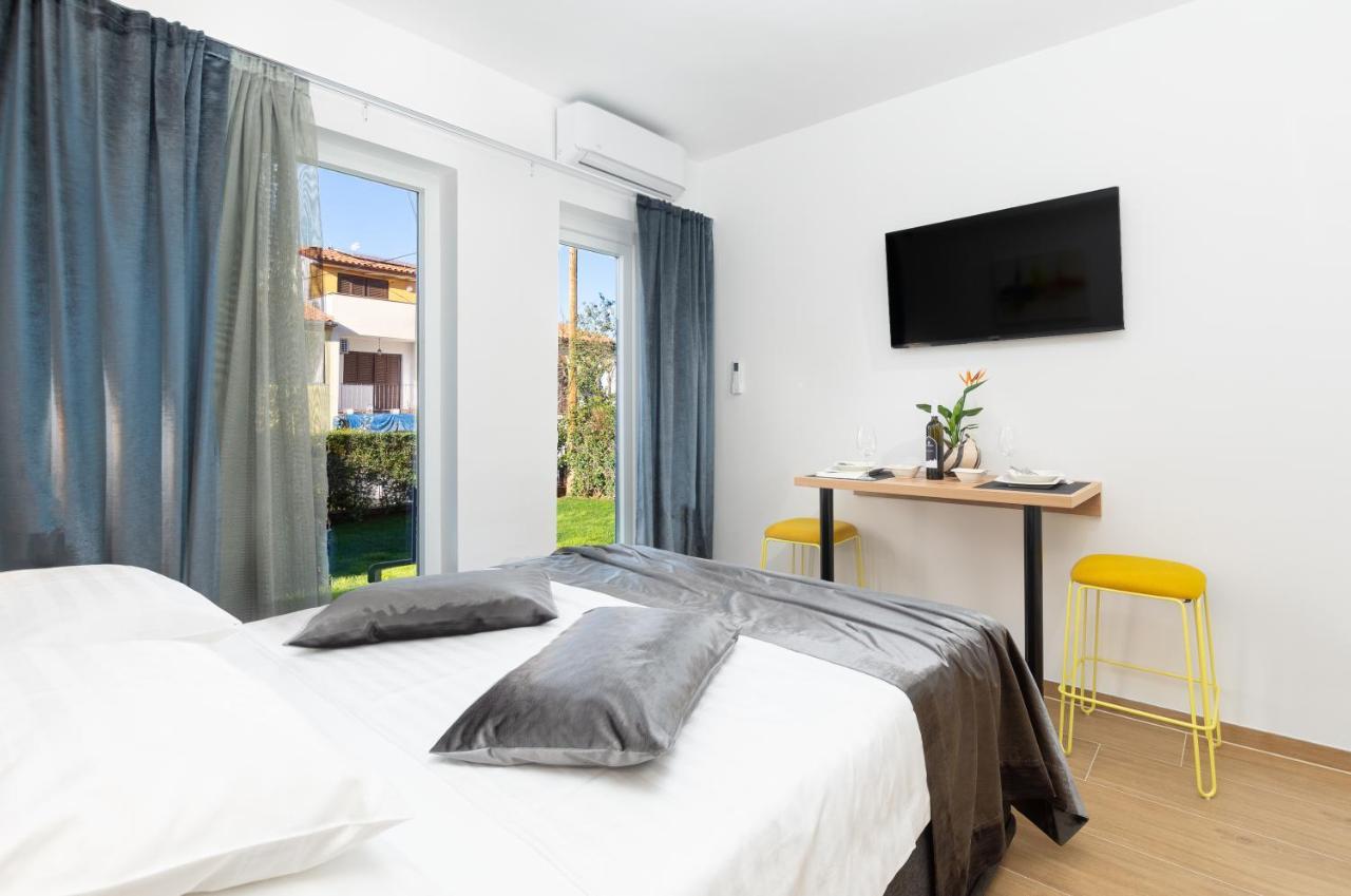 Studio Apartman Lilly With Private Parking In The Yard Of The House Pula Exterior photo