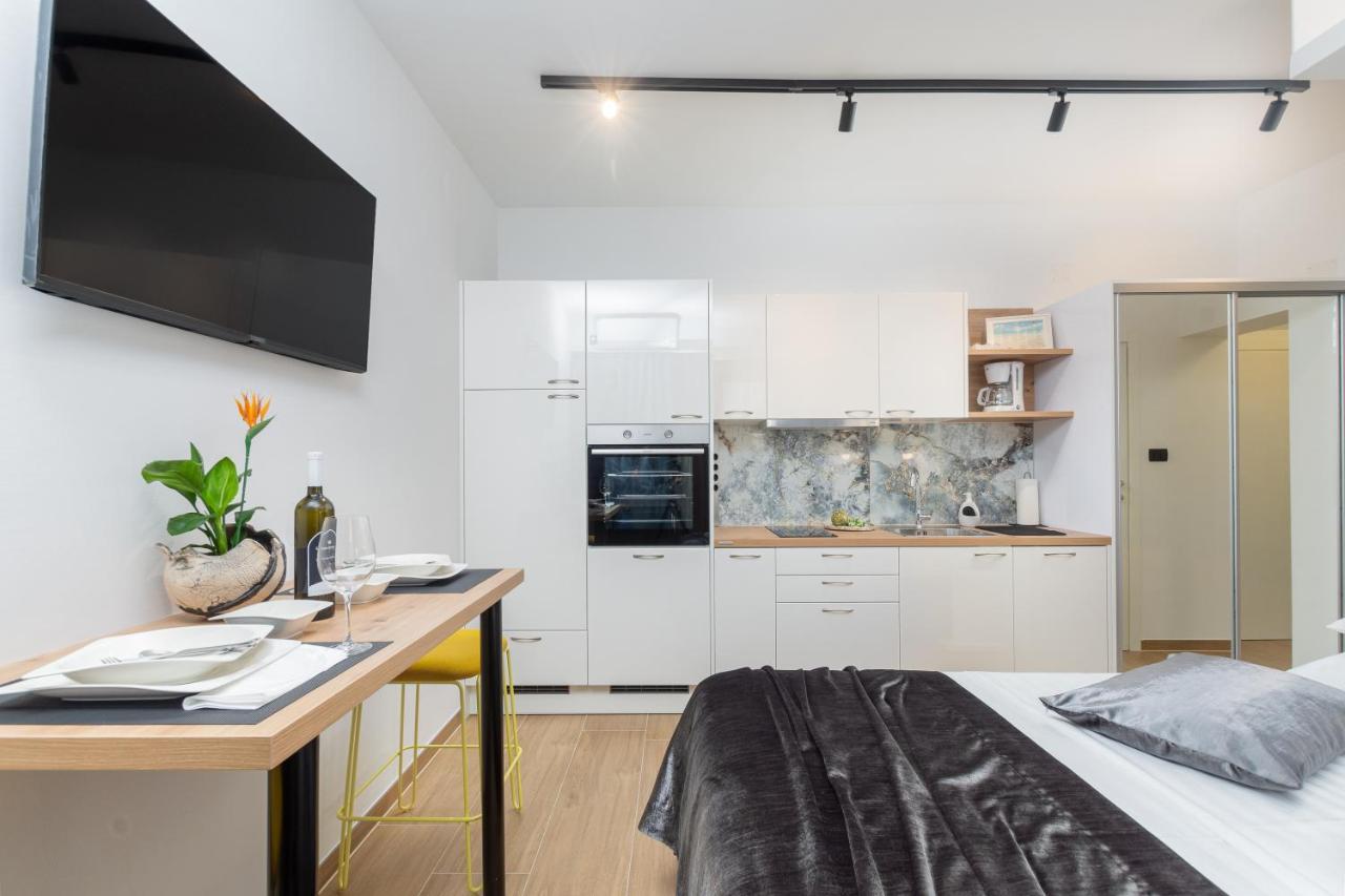 Studio Apartman Lilly With Private Parking In The Yard Of The House Pula Exterior photo