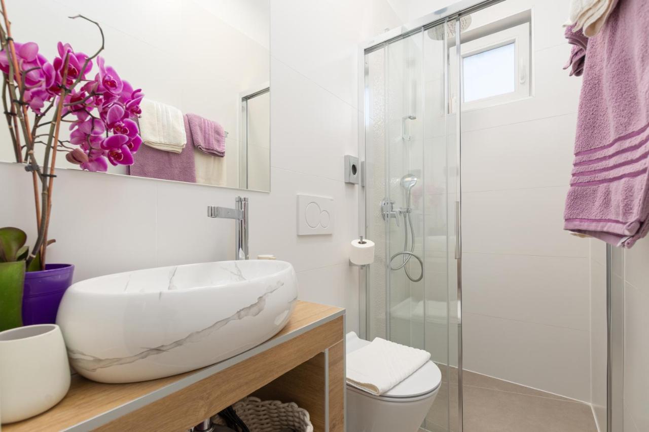 Studio Apartman Lilly With Private Parking In The Yard Of The House Pula Exterior photo