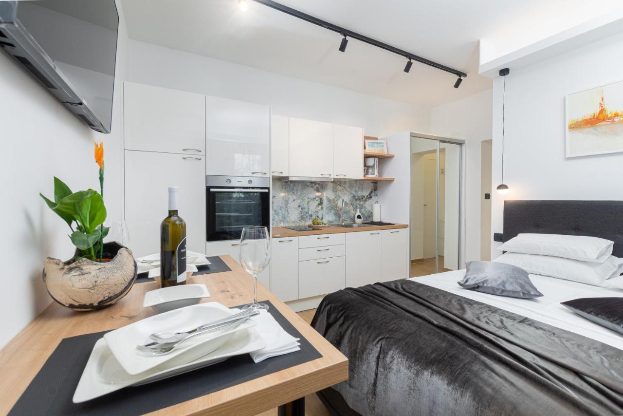 Studio Apartman Lilly With Private Parking In The Yard Of The House Pula Exterior photo