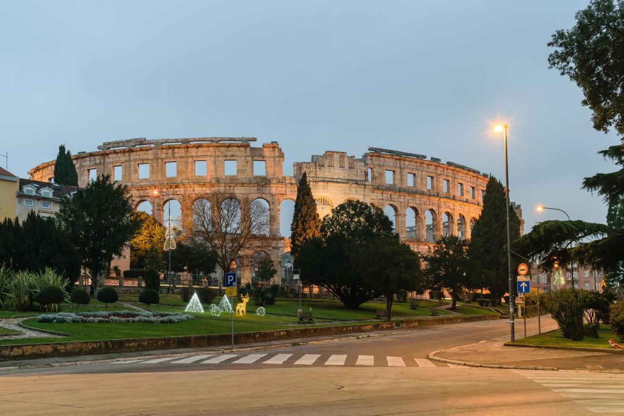Studio Apartman Lilly With Private Parking In The Yard Of The House Pula Exterior photo