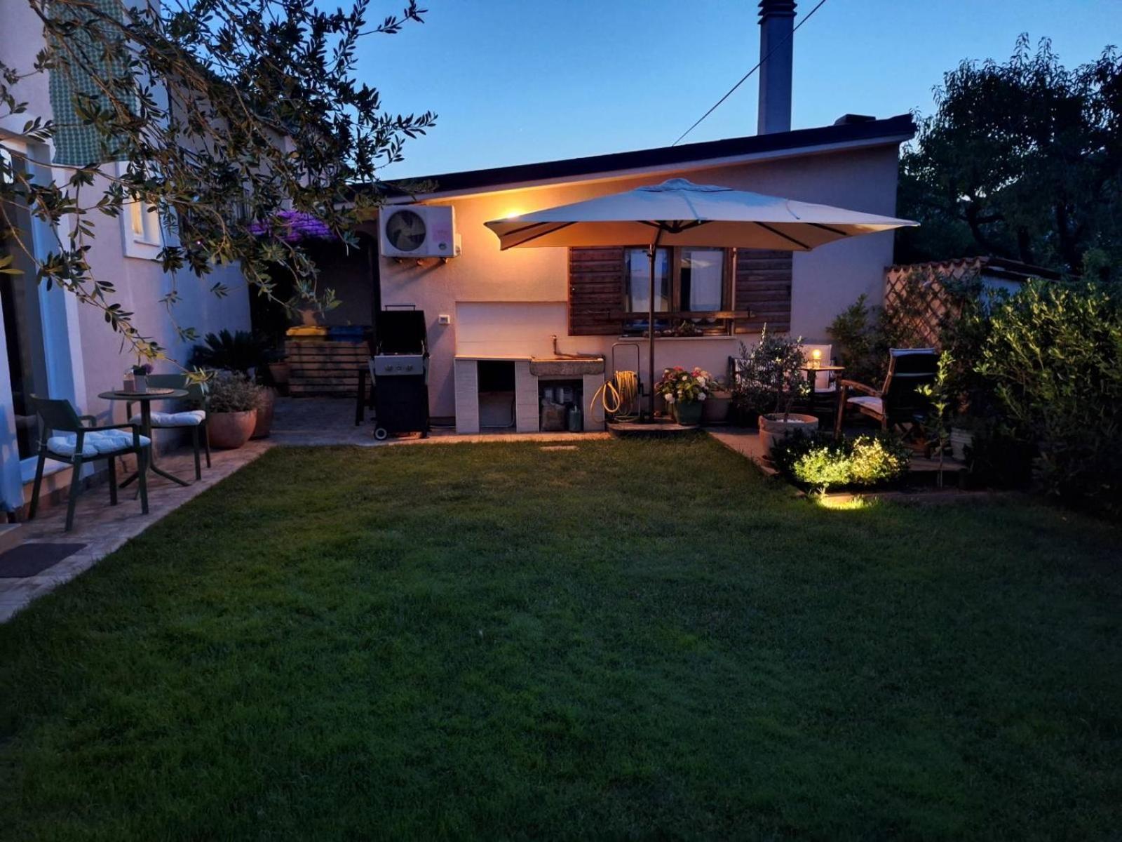 Studio Apartman Lilly With Private Parking In The Yard Of The House Pula Exterior photo