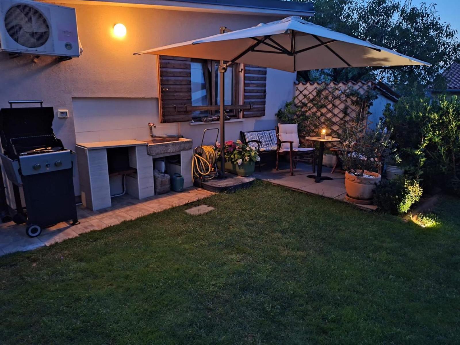 Studio Apartman Lilly With Private Parking In The Yard Of The House Pula Exterior photo